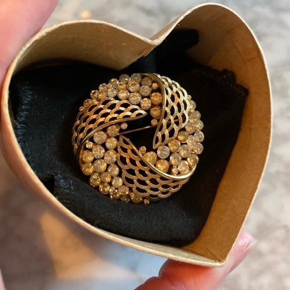 Crown Trifari Vintage Brooch Pin - Picture 1 of 10